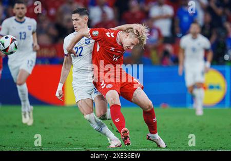 Munich, Tyskland. 25 juin 2024. Le danois Kasper Dolberg et le serbe Sasa Lukic lors du match EM dans le groupe C entre le Danemark et la Serbie au Munich Football Arena en Allemagne mardi 25 juin 2024. (Photo : Liselotte Sabroe/Ritzau Scanpix) crédit : Ritzau/Alamy Live News Banque D'Images