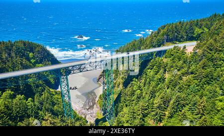 Vue aérienne Thomas Creek Bridge sur la forêt luxuriante et l'océan Banque D'Images