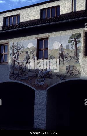 Bad Toelz, Allemagne. 6/1990. Flint Kaserne. Le Schutzstaffel (SS). Bad Tölz était un SS-Junkerschule. Il a servi de centre de formation pour les officiers de la Waffen-SS. L'école a été fondée en 1937 et construite par l'architecte Alois Degano. Il est situé dans la ville de Bad Tölz, à environ 48 km au sud de Munich. Les principales installations étaient résistantes aux semi-bombes avec 3 étages au-dessus du sol et 4 en dessous. Banque D'Images