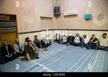 Téhéran, Iran. 24 juin 2024. Des religieux et des Iraniens assistent à une réunion de religieux soutenant le candidat réformiste Masoud Pezeshkian pour l'élection présidentielle iranienne du 28 juin dans la maison de Ruhollah Khomeini, fondateur de la République islamique d'Iran, à Jamaran Hussainiya, Téhéran, Iran, le 24 juin, 2024. (photo de Sobhan Farajvan/Pacific Press/Sipa USA) crédit : Sipa USA/Alamy Live News Banque D'Images