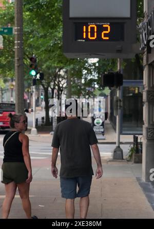 Louis, États-Unis. 29 juin 2024. Les gens passent devant l'horloge de temps et de température à la Busey Bank lors d'une chaude journée à offert Louis le mardi 25 juin 2024. Photo de Bill Greenblatt/UPI crédit : UPI/Alamy Live News Banque D'Images