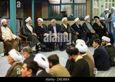 Téhéran, Iran. 24 juin 2024. Des religieux et des Iraniens assistent à une réunion de religieux soutenant le candidat réformiste Masoud Pezeshkian pour l'élection présidentielle iranienne du 28 juin dans la maison de Ruhollah Khomeini, fondateur de la République islamique d'Iran, à Jamaran Hussainiya, Téhéran, Iran, le 24 juin, 2024. (photo de Sobhan Farajvan/Pacific Press/Sipa USA) crédit : Sipa USA/Alamy Live News Banque D'Images