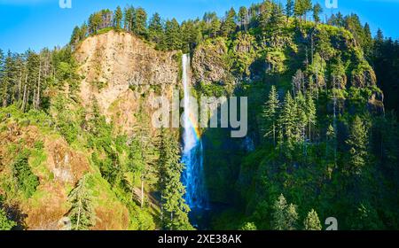 Vue aérienne des chutes de Multnomah avec Rainbow dans la forêt de l'Oregon Banque D'Images