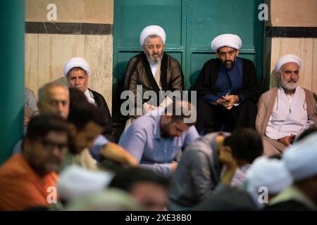 Téhéran, Iran. 24 juin 2024. Des religieux et des Iraniens assistent à une réunion de religieux soutenant le candidat réformiste Masoud Pezeshkian pour l'élection présidentielle iranienne du 28 juin dans la maison de Ruhollah Khomeini, fondateur de la République islamique d'Iran, à Jamaran Hussainiya, Téhéran, Iran, le 24 juin, 2024. (photo de Sobhan Farajvan/Pacific Press/Sipa USA) crédit : Sipa USA/Alamy Live News Banque D'Images