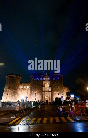 Free Assange, inscription laser sur Maschio Angioino à Naples L'écriture consacrée à la libération d'Assange projetée au laser par les militants du réseau FreeAssangeNapoli sur la façade du château Maschio Angioino à Naples, Italie, 25 juin CF2 3742 Copyright : xAntonioxBalascox Banque D'Images