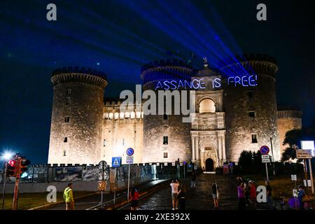 Free Assange, inscription laser sur Maschio Angioino à Naples L'écriture consacrée à la libération d'Assange projetée au laser par les militants du réseau FreeAssangeNapoli sur la façade du château Maschio Angioino à Naples, Italie, 25 juin CF2 3702 Copyright : xAntonioxBalascox Banque D'Images