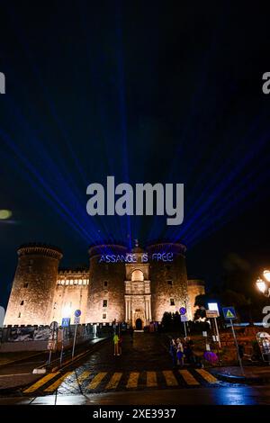 Free Assange, inscription laser sur Maschio Angioino à Naples L'écriture consacrée à la libération d'Assange projetée au laser par les militants du réseau FreeAssangeNapoli sur la façade du château Maschio Angioino à Naples, Italie, 25 juin CF2 3743 Copyright : xAntonioxBalascox Banque D'Images