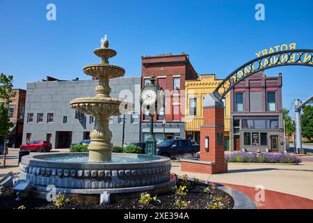 Fontaine historique, horloge de rue et bâtiments anciens à Huntington Indiana Banque D'Images