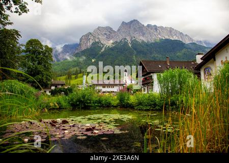 Grainau, village bavarois. Église en dôme, Johannes, cimetière avec montagnes (Waxenstein et Zugsp Banque D'Images