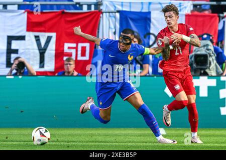 Kylian Mbappe (10 ans), de France, et Nicola Zalewski (21 ans), de Pologne, lors d'un match de football opposant les équipes nationales de France et de Pologne, lors de la troisième journée du Groupe d dans la phase de groupes du tournoi UEFA Euro 2024 , le mardi 25 juin 2024 à Dortmund , Allemagne . PHOTO SPORTPIX | Stijn Audooren Banque D'Images