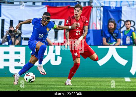 Kylian Mbappe (10 ans), de France, et Nicola Zalewski (21 ans), de Pologne, lors d'un match de football opposant les équipes nationales de France et de Pologne, lors de la troisième journée du Groupe d dans la phase de groupes du tournoi UEFA Euro 2024 , le mardi 25 juin 2024 à Dortmund , Allemagne . PHOTO SPORTPIX | Stijn Audooren Banque D'Images