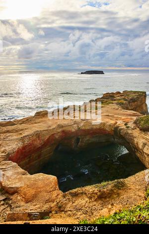 Falaises côtières et arche naturelle avec Ocean Motion vue au niveau des yeux Banque D'Images