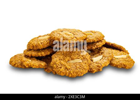 Pile de délicieux biscuits de noix de coco maison croustillants isolés sur fond blanc. Banque D'Images