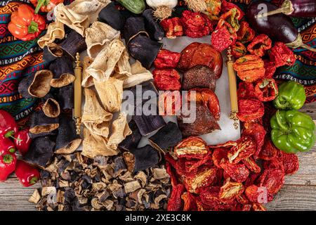 Légumes locaux séchés. Poivrons séchés au soleil, aubergines, courgettes et okra suspendus à une corde vendue au marché local en Turquie. Concept de vie saine. Banque D'Images