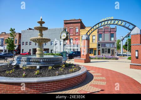 Fontaine de petite ville animée et bâtiments colorés vue sur la rue Banque D'Images