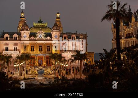 Monaco, Monte-Carlo, 12 novembre 2022 : la célèbre place du Casino Monte-Carlo est au crépuscule, attraction éclairage nocturne, luxe Banque D'Images