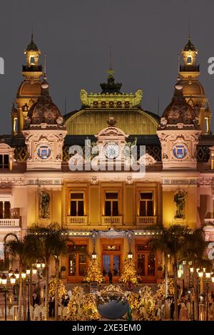 Monaco, Monte-Carlo, 12 novembre 2022 : la célèbre place du Casino Monte-Carlo est au crépuscule, attraction éclairage nocturne, luxe Banque D'Images