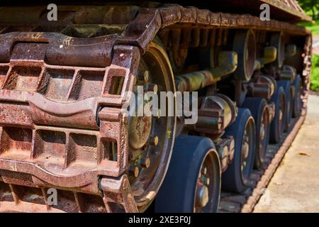 Gros plan sur les chenilles et les roues des chars militaires à bas angle Banque D'Images