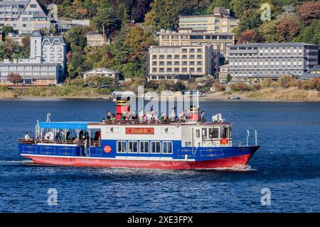 Yamanakako, préfecture de Yamanashi, Japon. 5 novembre 2023. Une perspective rapprochée d'un bateau sur le lac Kawaguchi près du mont Fuji. Banque D'Images