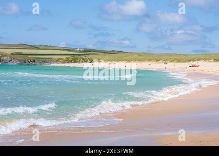 Vagues se brisant sur le rivage à Constantine Bay - Cornwall, Royaume-Uni Banque D'Images