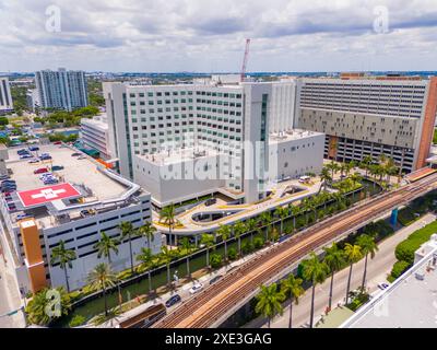 Drone photo hôpitaux de Miami. Vue sur les bâtiments par canal et palmiers metrorail Banque D'Images