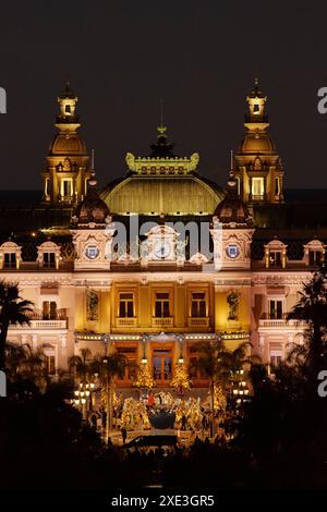 Monaco, Monte-Carlo, 12 novembre 2022 : le célèbre Casino Monte-Carlo est la nuit, attraction éclairage nocturne, voitures de luxe, pl Banque D'Images