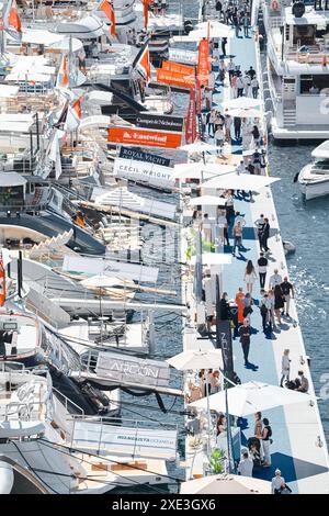 Monaco, Monte Carlo, 27 septembre 2022 - beaucoup de yachts de luxe à la célèbre exposition de bateaux à moteur dans la principauté, la plupart Banque D'Images