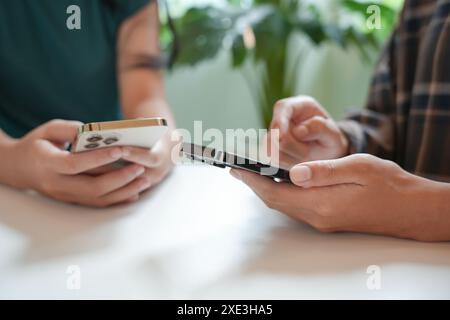 Amis utilisant smartphoneÂ addict mobile passant du temps à vérifier la technologie de téléphonie cellulaire des médias sociaux FriendshipÂ addicti social Banque D'Images