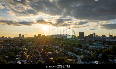 Vue aérienne du stade de Wembley au coucher du soleil à Londres, Angleterre, Royaume-Uni Banque D'Images