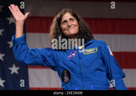 Dans cette photo de dossier, l'astronaute Suni Williams de la NASA est vue lors d'un événement de la NASA où il a été annoncé qu'elle était affectée à la première mission à la Station spatiale internationale à bord du CST-100 Starliner de Boeing. Les équipes de la NASA et de Boeing ajustent le retour sur Terre du vaisseau spatial Starliner Crew Flight test avec les astronautes Butch Wilmore et Suni Williams de la Station spatiale internationale. Le déménagement du mercredi 26 juin déconcorde le désamarrage et l'atterrissage de Starliner d'une série de sorties dans l'espace prévues pour la Station spatiale internationale le lundi 24 juin et le mardi 2 juillet Banque D'Images