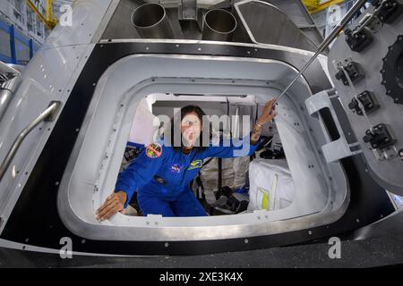 Sur cette photo, l'astronaute Suni Williams de la NASA s'arrête pour poser pour une photographie alors qu'elle sort du Boeing Mockup Trainer au Johnson Space Center de la NASA à Houston, au Texas. Les équipes de la NASA et de Boeing ajustent le retour sur Terre du vaisseau spatial Starliner Crew Flight test avec les astronautes Butch Wilmore et Suni Williams de la Station spatiale internationale. Le déménagement du mercredi 26 juin déconcorde le désamarrage et l'atterrissage de Starliner d'une série de sorties dans l'espace prévues pour la Station spatiale internationale le lundi 24 juin et le mardi 2 juillet, tout en laissant aux équipes de mission le temps d'examiner la propul Banque D'Images