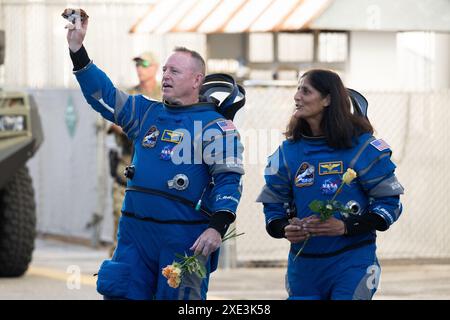 Sur cette photo, les astronautes de la NASA Butch Wilmore, à gauche, et Suni Williams sont vus alors qu'ils se préparent à quitter le bâtiment Neil A. Armstrong Operations and Checkout pour le Launch Complex 41 sur la Station spatiale Cape Canaveral pour embarquer à bord du vaisseau spatial Boeing CST-100 Starliner pour le lancement des essais en vol de l'équipage. Les équipes de la NASA et de Boeing ajustent le retour sur Terre du vaisseau spatial Starliner Crew Flight test avec les astronautes Butch Wilmore et Suni Williams de la Station spatiale internationale. Le déménagement du mercredi 26 juin décontente le décrochage et l'atterrissage de Starliner d'une série de Banque D'Images