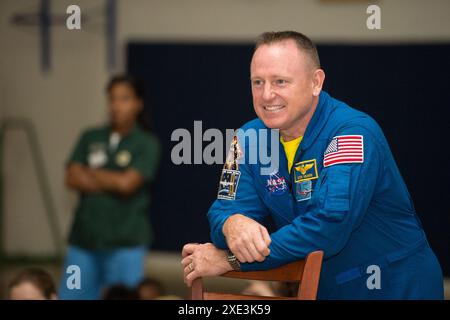 Dans cette photo de fichier, l'astronaute de la NASA Barry 'Butch' Wilmore montre une vidéo aux étudiants participant au camp d'été de la base conjointe Anacostia-Bolling (JBAB) sur son temps à bord de la Station spatiale internationale. Les équipes de la NASA et de Boeing ajustent le retour sur Terre du vaisseau spatial Starliner Crew Flight test avec les astronautes Butch Wilmore et Suni Williams de la Station spatiale internationale. Le déménagement du mercredi 26 juin déconcorde le désamarrage et l'atterrissage de Starliner d'une série de sorties dans l'espace prévues pour la Station spatiale internationale le lundi 24 juin et le mardi 2 juillet, tout en permettant le Miss Banque D'Images