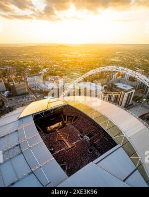 Vue aérienne du concert au stade de Wembley au coucher du soleil à Londres, Angleterre, Royaume-Uni Banque D'Images