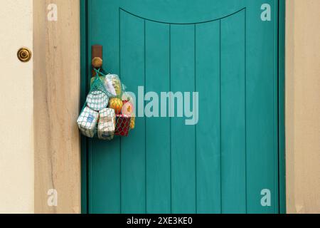 Livraison pendant la quarantaine. Un sac à provisions contenant des marchandises, des marchandises et de la nourriture est accroché à la fron Banque D'Images