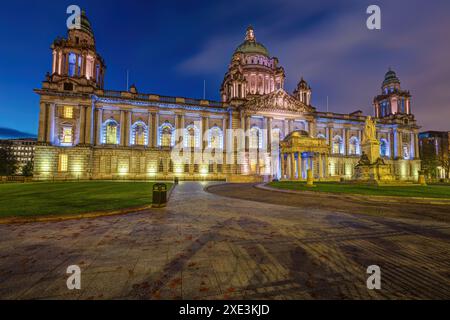 Le magnifique hôtel de ville de Belfast illuminé au crépuscule Banque D'Images