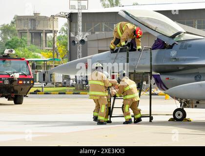 Des aviateurs du 378th Expeditionary civil Engineer Squadron Fire Department effectuent un exercice de sortie pilote dans un endroit non divulgué au Pakistan lors de l'exercice Falcon talon, le 4 juin 2024. La 378e Escadre expéditionnaire aérienne de l’US Air Force Central et les aviateurs de la Force aérienne du Pakistan ont récemment mené la cinquième itération de l’exercice Falcon talon, un exercice bilatéral d’entraînement sur le terrain axé sur le contre-terrorisme au niveau tactique, l’emploi d’armes air-sol et les échanges d’experts en la matière. (Photo de courtoisie) Banque D'Images