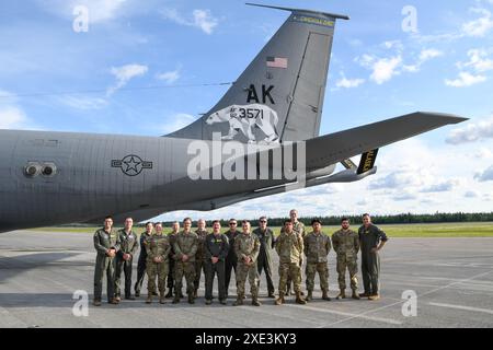 Les pilotes de la 168e Escadre KC-135 et les opérateurs de boom prennent une photo avec les aviateurs de maintenance des 25e et 51e Escadron de chasse, les documents de vol des 355e et 25e Escadron de chasse et le physiothérapeute de la 354e Escadre de chasse, qui ont reçu un vol incitatif à bord du 168e Escadre KC-135 Stratotanker. La 168e Escadre, Alaska Air National Guard, a emmené les 25e et 51e Escadron de chasse avions de maintenance et les documents de vol des 25e et 355e Escadron de chasse dans les cieux au-dessus de l'Alaska lors d'une mission de ravitaillement aérien KC-135 Stratotanker Red Flag 24-2 de la 168e Escadre et d'un voyage incitatif, leur offrant un unique et inoubliable Banque D'Images