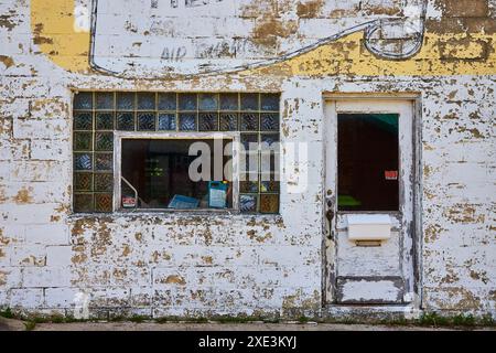 Façade vintage patinée avec peinture peeling et gros plan de fenêtre orné Banque D'Images