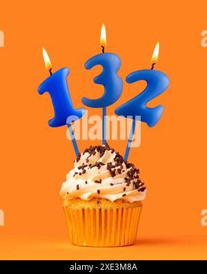 Bougie d'anniversaire bleue et cupcake - numéro 132 Banque D'Images