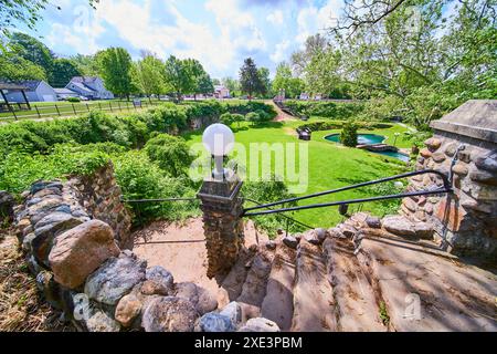 Escalier en pierre rustique et étang de jardin dans Sunken Gardens vue aérienne Banque D'Images