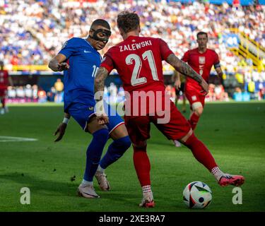 Dortmund, Allemagne. 25 juin 2024. Kylian Mbappe, de France, et Nicola Zalewski, de Pologne, lors du match UEFA EURO Group d 2024 opposant la France et la Pologne au BVB Stadion Dortmund à Dortmund, Allemagne, le 25 juin 2024 (photo Andrew SURMA/ Credit : Sipa USA/Alamy Live News Banque D'Images