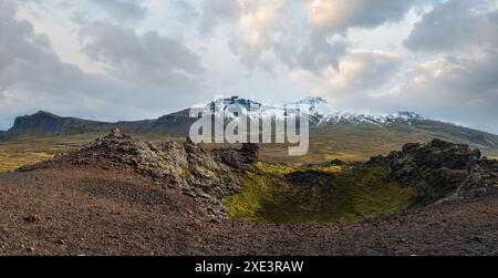 Vue volcanique spectaculaire depuis le cratère de Saxholl, péninsule de Snaefellsnes, Islande de l'Ouest. Le volcan enneigé de Snaefellsjokull est de loin. Banque D'Images