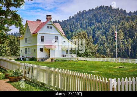 Charmante Maison Blanche avec toit rouge dans un paysage vert luxuriant vue au niveau des yeux Banque D'Images