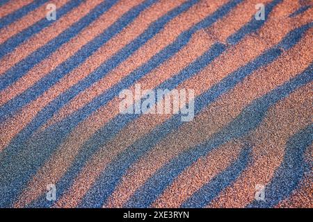 Motifs de sable en contraste d'ombre et de lumière par le haut Banque D'Images