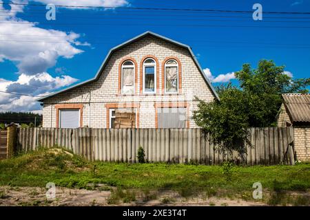 Kupiansk, Ukraine, 24 juin 2024 paysage urbain de Kupiansk en zone de guerre. La ville a été touchée plus durement par les bombardements russes. L'infrastructure civile est le russe Banque D'Images