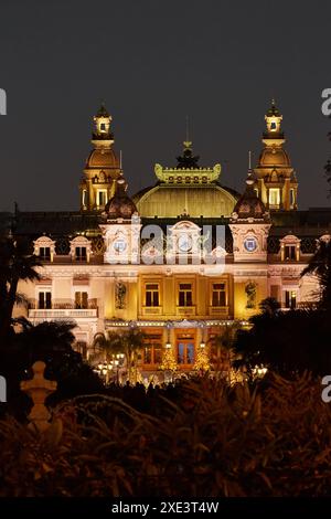Monaco, Monte-Carlo, 12 novembre 2022 : la célèbre place du Casino Monte-Carlo est au crépuscule, attraction éclairage nocturne, luxe Banque D'Images