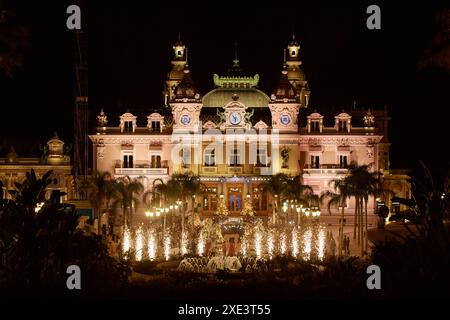 Monaco, Monte-Carlo, 12 novembre 2022 : feu d'artifice festif lors d'une célébration de mariage sur la place du célèbre Casino Monte-Carlo Banque D'Images