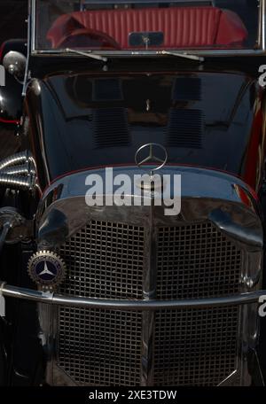 Vue avant de la voiture ancienne antique mercedes benz noire Banque D'Images