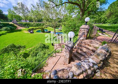Luxueux jardins en contrebas avec piscine et escalier en pierre vue aérienne Banque D'Images